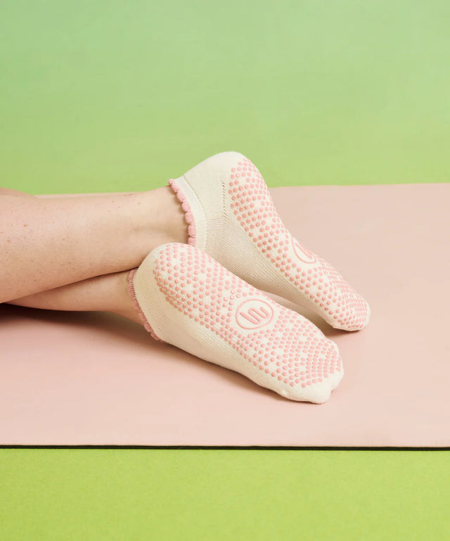 Classic Low Rise Grip Socks - Buttercream Frill